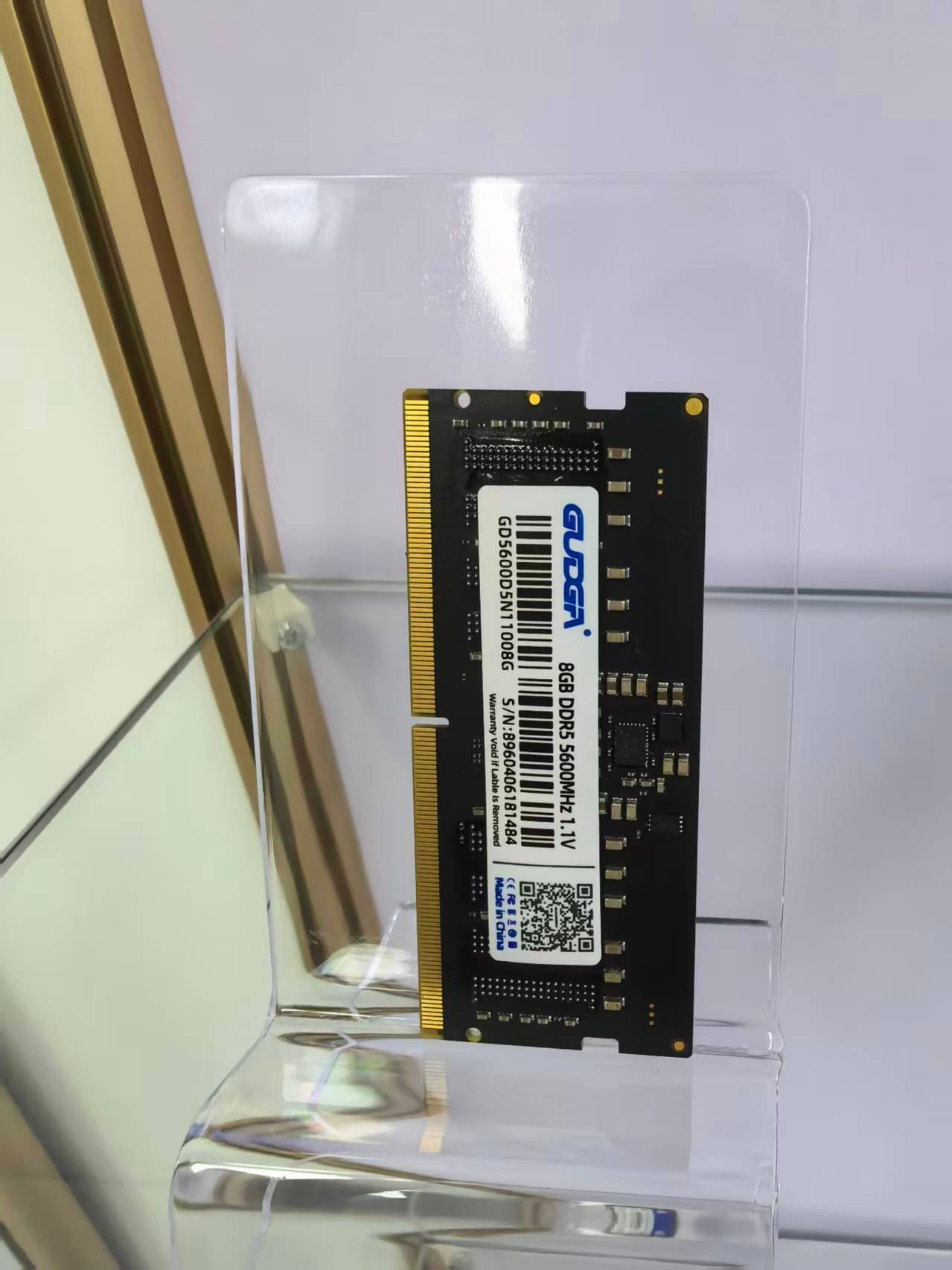 Mercatum tabularium mense Iulio 2026 significans discrepantiam ostendit: SSD pretia stabilita dum DDR5 pretia surgere continua, novas grauis attingere.